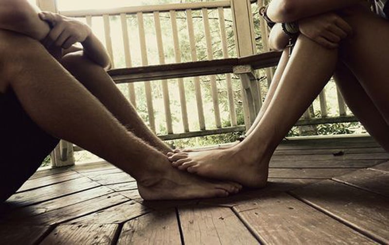 Красотка Uma Jolie получает много густой спермы на ноги от парня.