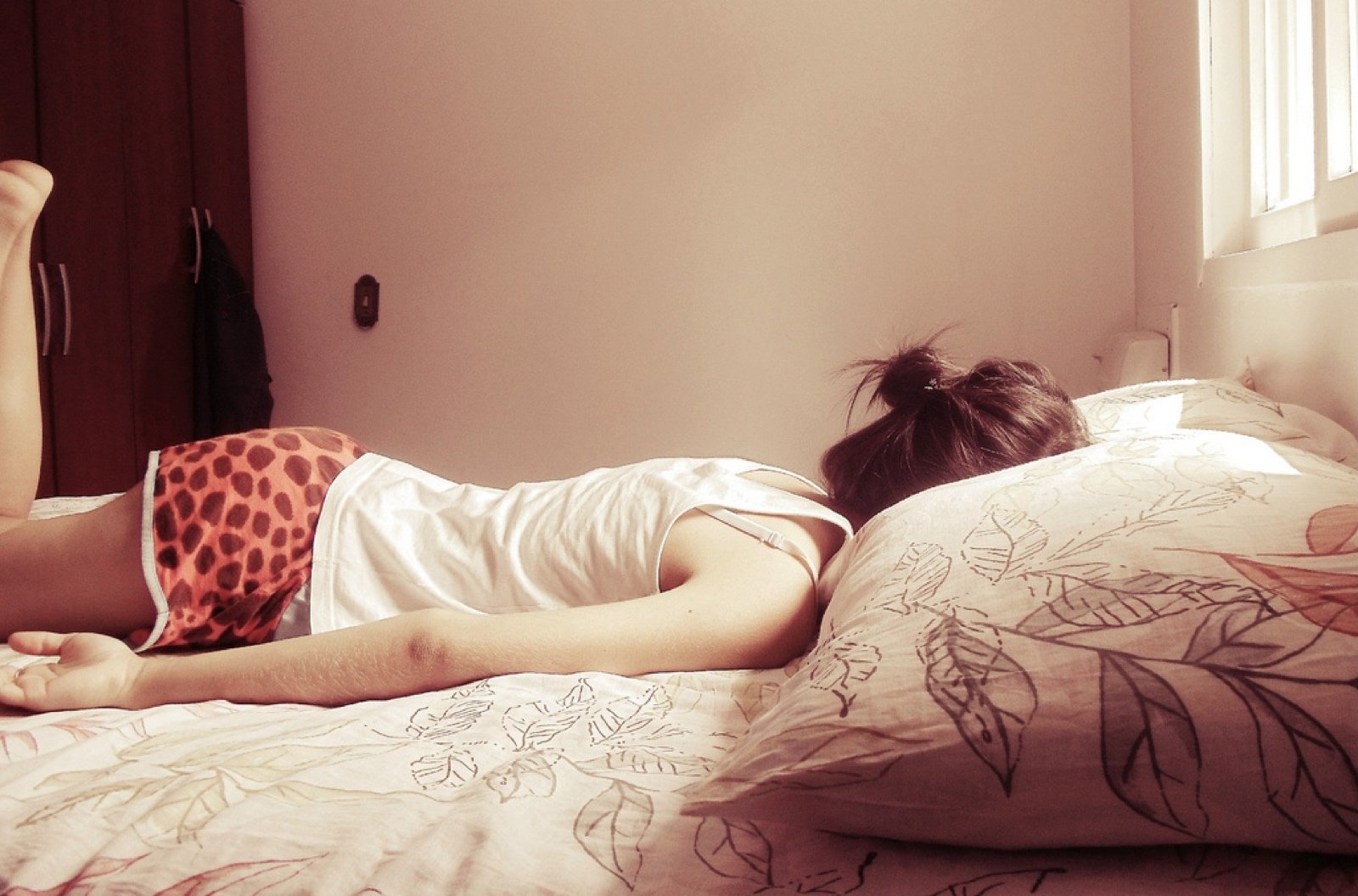 Худая девушка лежит на кровати фото