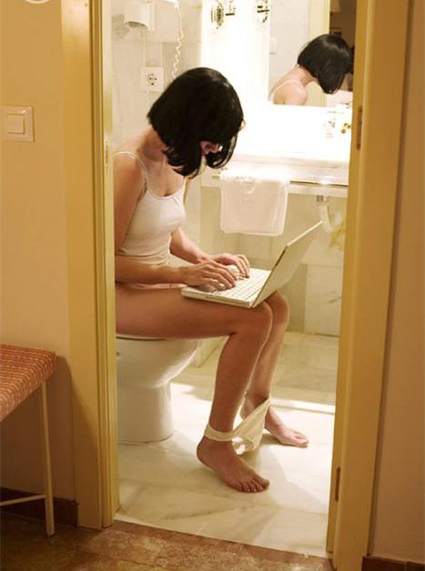 Телочка ледибой сидит на утизате и моет писю после туалета