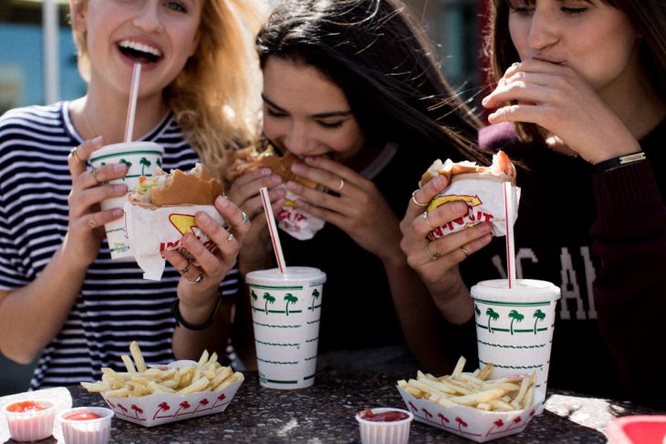 Amigas comiendo hamburguesas 