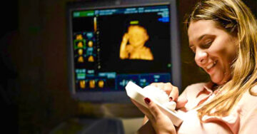Una mujer ciega que está EMBARAZADA vio a su bebé por primera vez en una impresión 3D