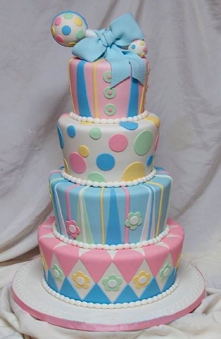 pastel de torre con tortas de colores y decoración de círculos de colores 