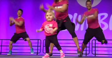 Esta pequeña subió al ESCENARIO e inmediatamente se robó el show. ¡Descubre por qué!