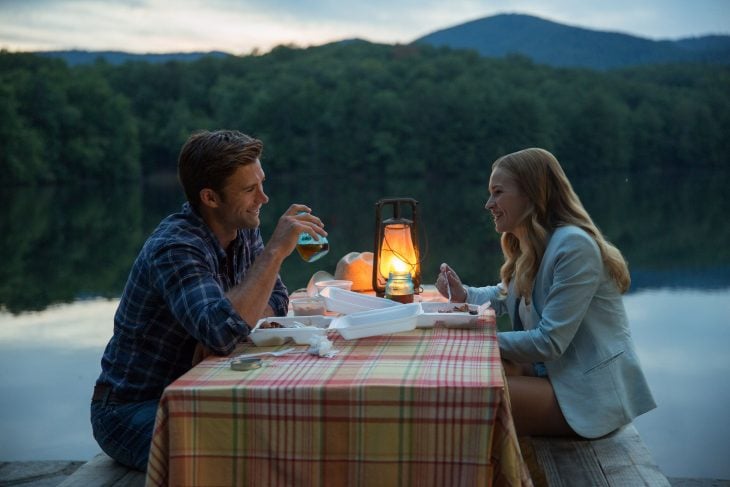 pAREJA DE NOVIOS CENANDO FRENTE A UN LAGO 