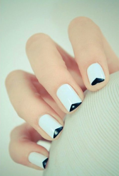 Uñas decoradas con esmalte blanco y negro 