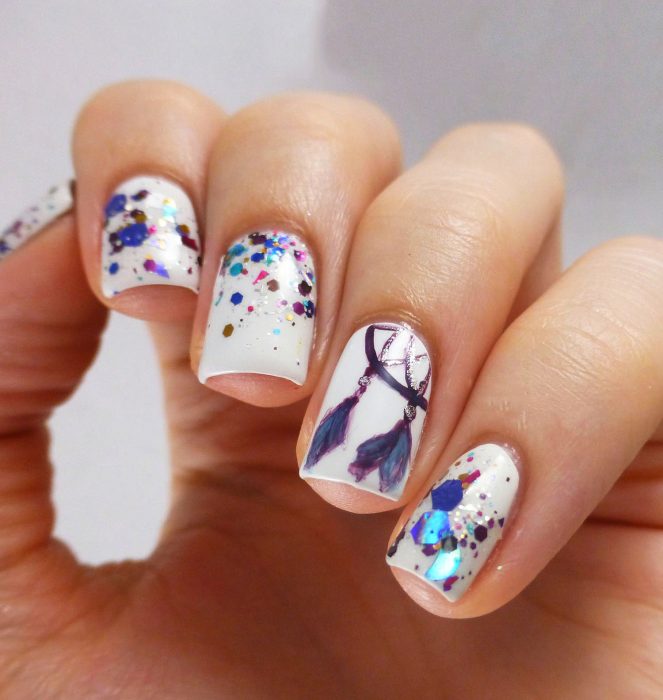 Uñas blanncas con diseños de atrapasueños en color azul 