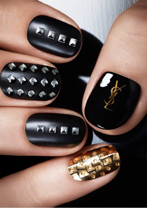 Uñas decoradas con esmalte negro y estoperoles 