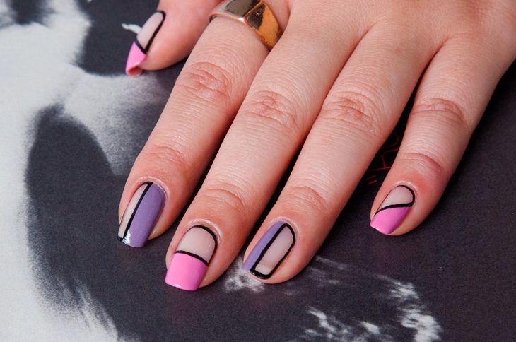 Uñas pintadas con esmalte rosa y morado 