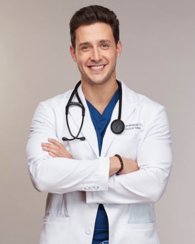 Este súper sexy doctor y su magnífica husky son adorables