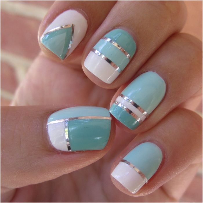 Uñas decoradas con esmalte azul y blanco 