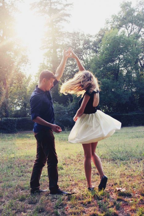 Pareja de novios bailando en el cesped 