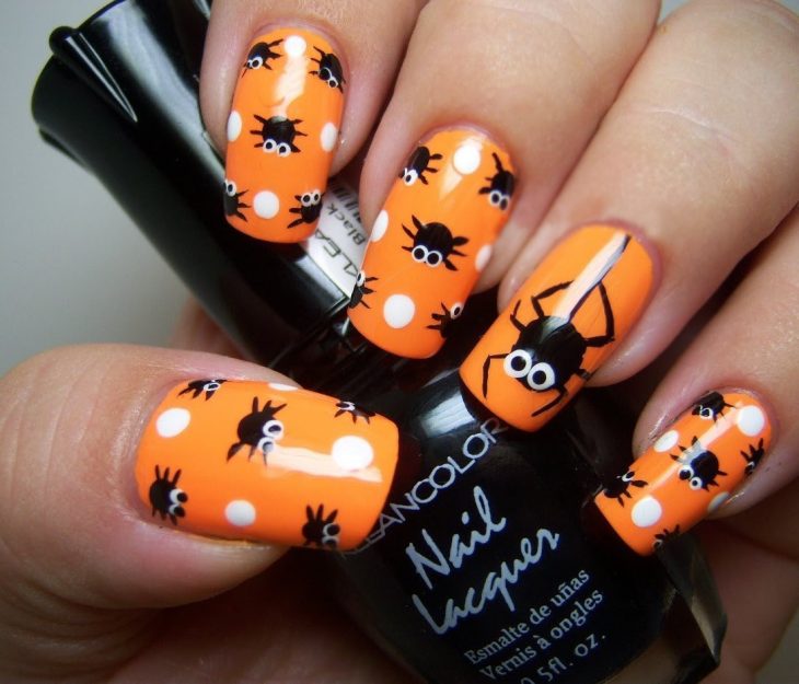 Diseño de uñas para halloween de arañas 