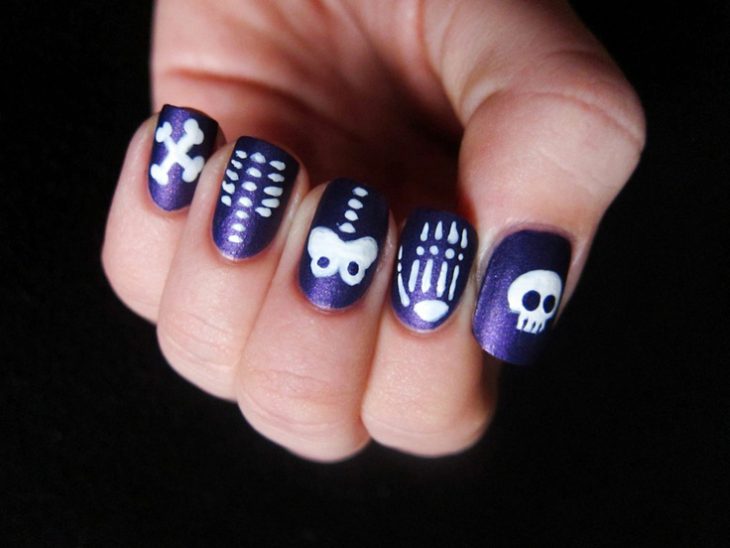 Diseño de uñas para halloween con huesos 