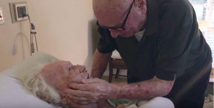 Pareja de ancianos que demuestran que el amor eterno si existe 