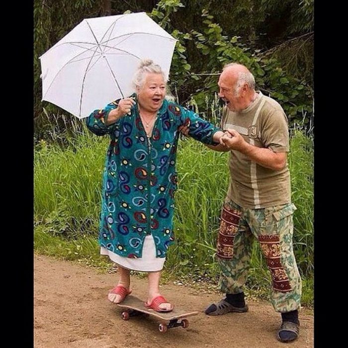 Pareja de viejitos en una patineta 