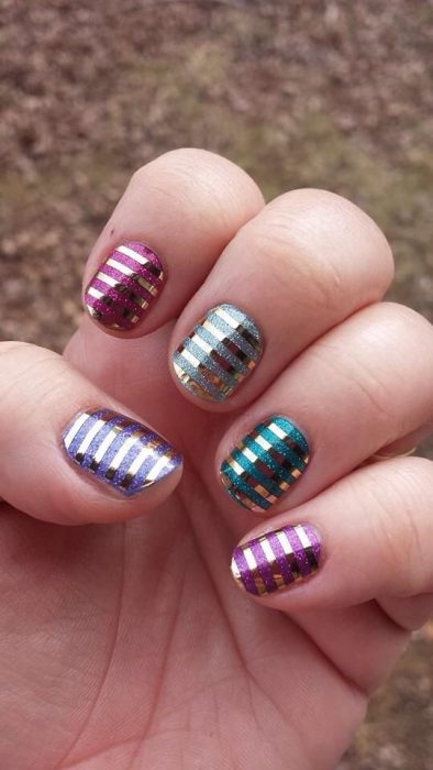 Uñas metalicas de colores con rayas doradas 