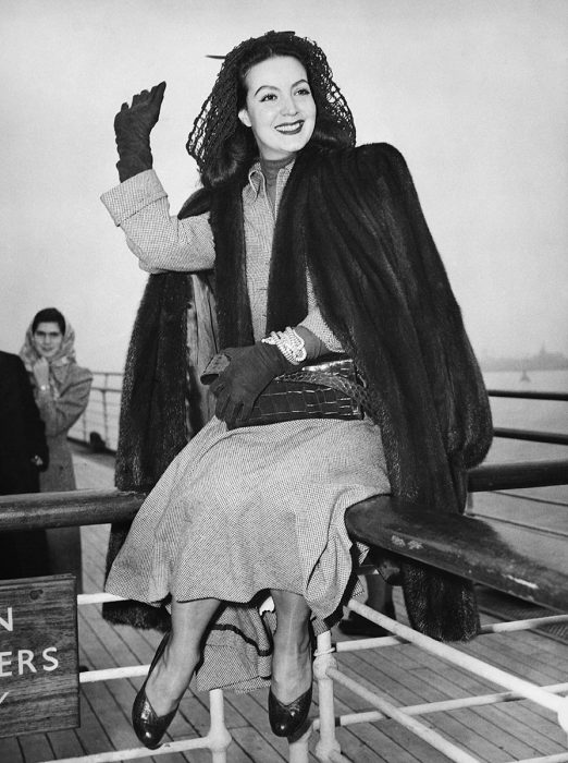 María Félix saluda