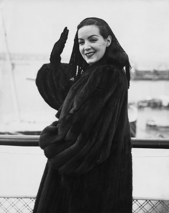 María Félix saludando