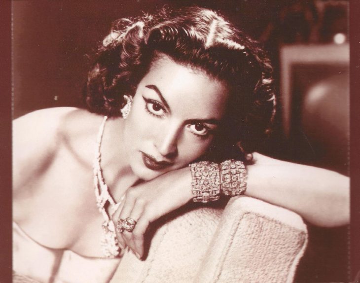 María Félix posa en sillón