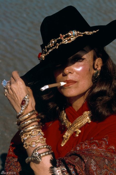 María Félix con muchas joyas