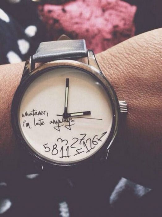 Mano de una chica con reloj 