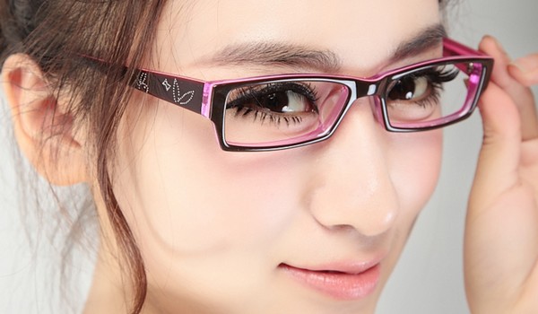 10 Trucos de maquillaje para las chicas que usan lentes