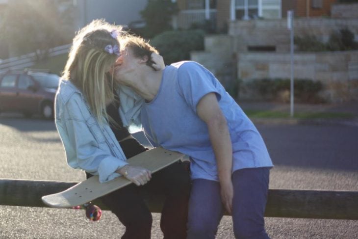 pareja con patinetas