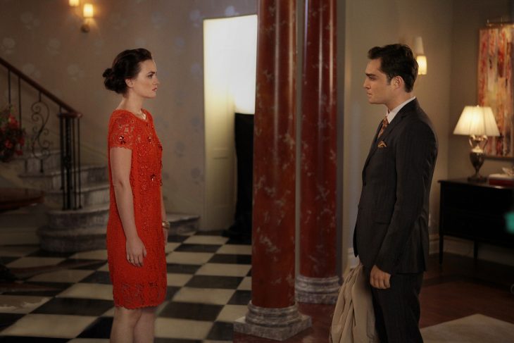 Escena de la serie gossip girls chuck y blair conversando 