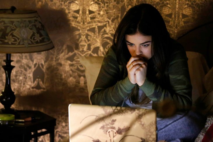 Aria frente a la computadora. Escena de la serie pretty little liars 