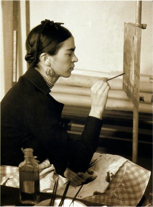 Frida Kahlo pintando “Autorretrato en la frontera entre México y los Estados Unidos”. Fotografía de W.J. Stettler, 1932.