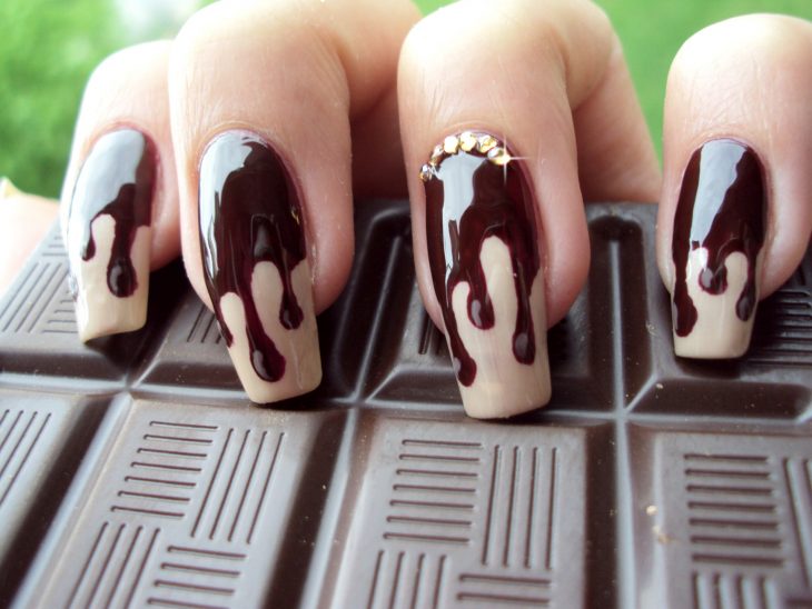 Uñas inspiradas en postres con chocolate derretido.