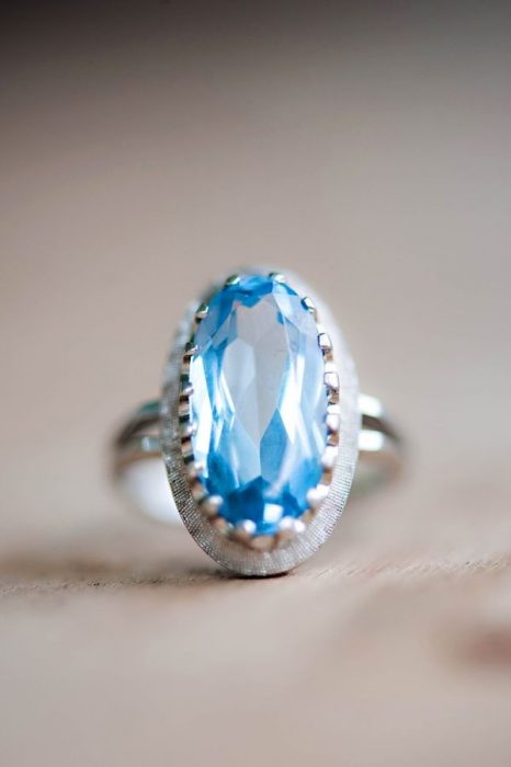 Anillo de compromiso con la piedra en color azul 
