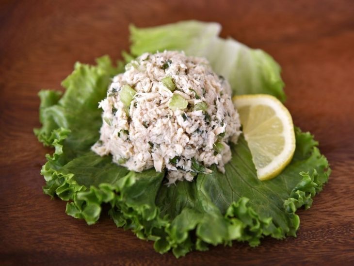 Lechuga con atún y rajas de limón 