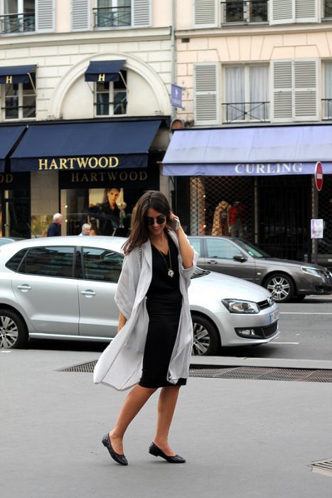 Chica caminando por la calle usando zapatos flats