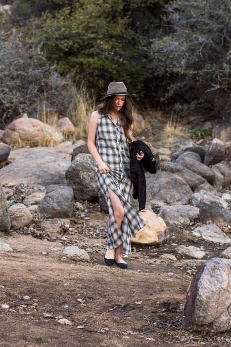 Chica caminando con flats en un camino con grava