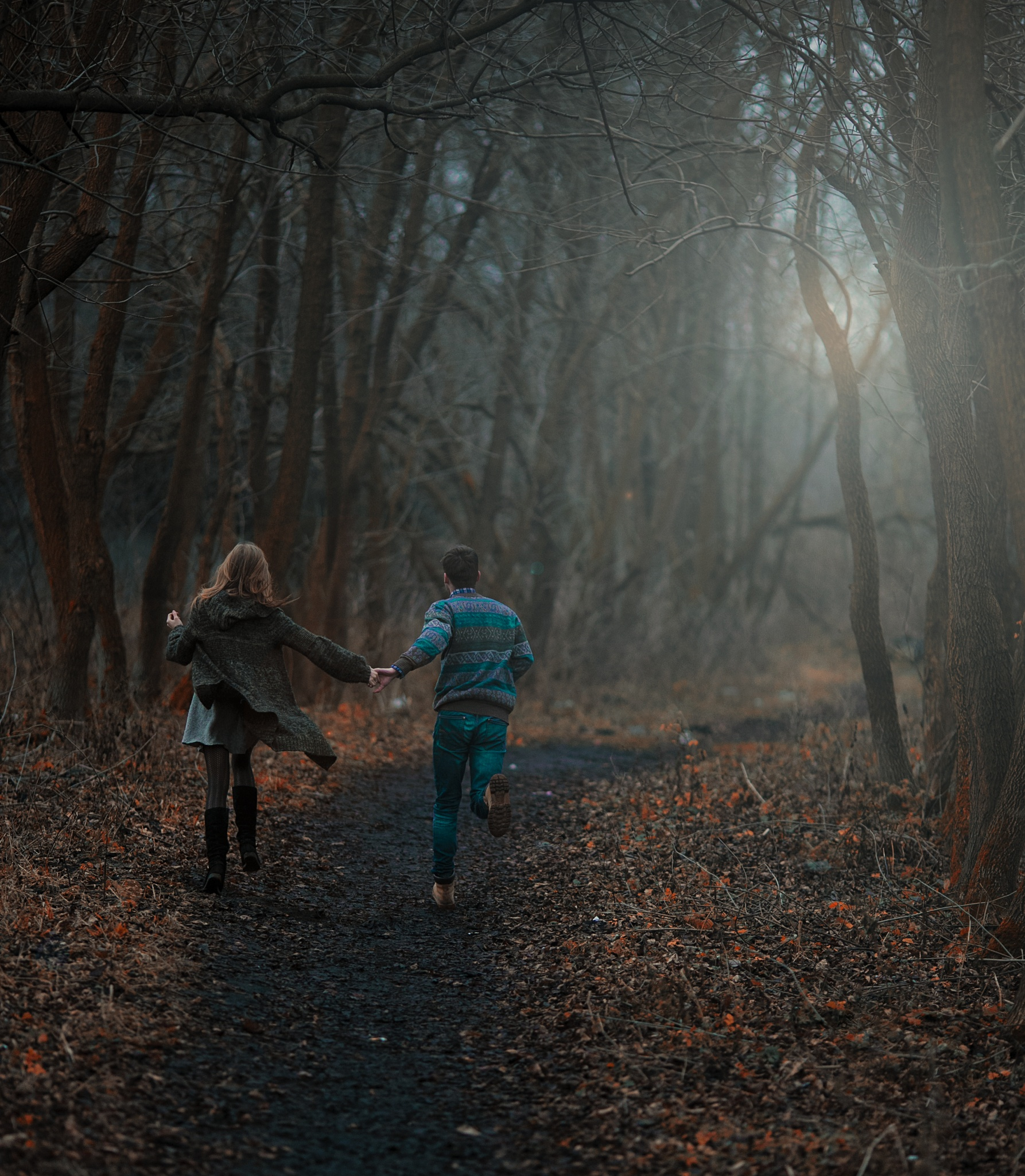 She walks the woods. Пара убегает. Бегущий по лесу фильм. Парная фотосессия в лесу хоррор.