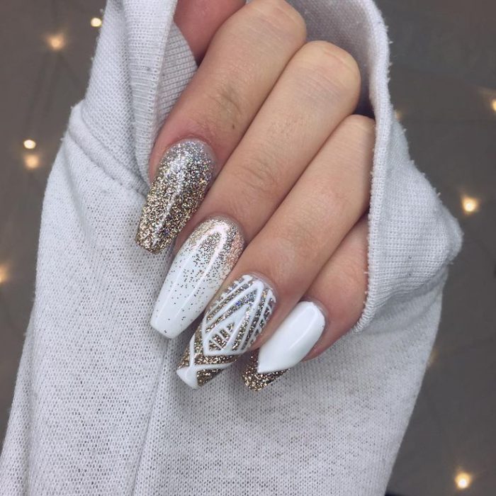 UÃ±as de estilo ballerina en color blanco con glitter 