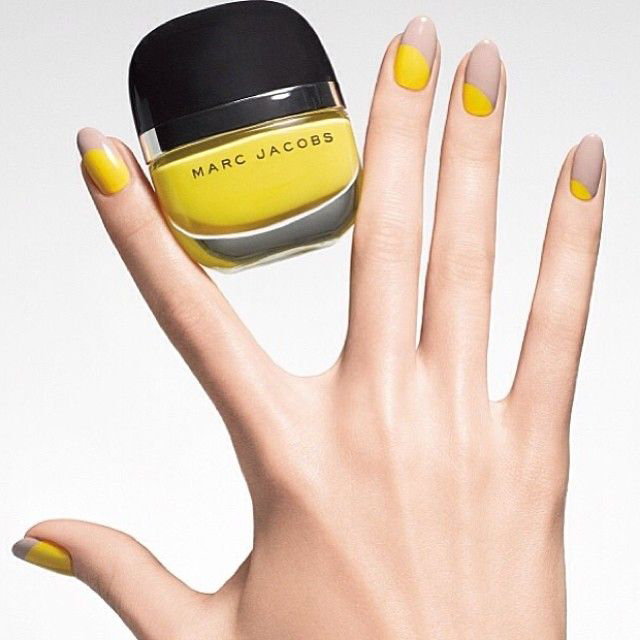 Uñas con diseños minimalistas en color amarillo con café