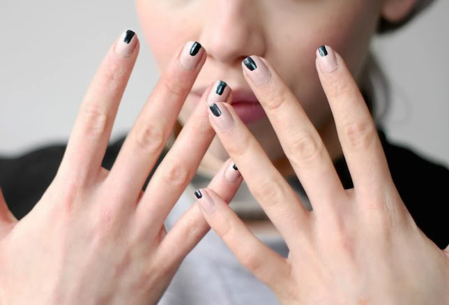 Uñas con diseños minimalistas con lineas en color negro