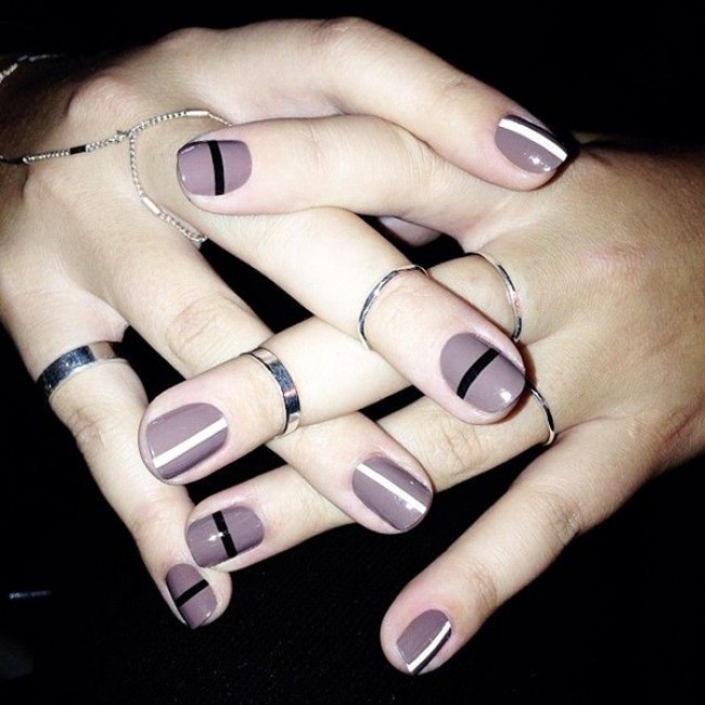 Uñas con diseños minimalistas en color morado con lineas en color negro