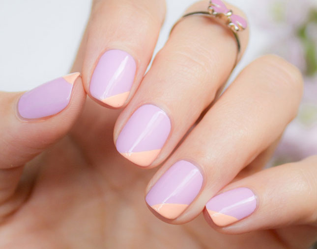 Uñas con diseños minimalistas en color morado con rosa