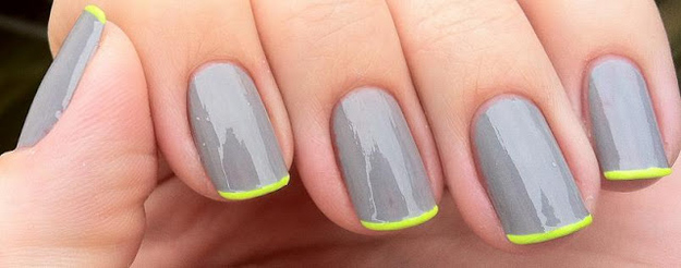 Uñas con diseños minimalistas en color gris con verde neón