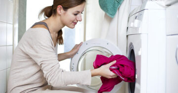 ¿Tu ropa sale con un mal olor de la lavadora? ¡Evítalo con este increíble truco!