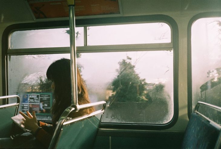 mujer sentada en una ventana viaja sola 