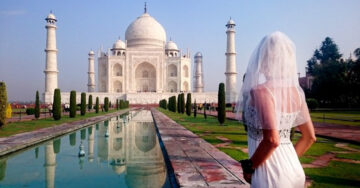 Esta mujer decidió viajar por el mundo fotografiándose a sí misma con un vestido de novia