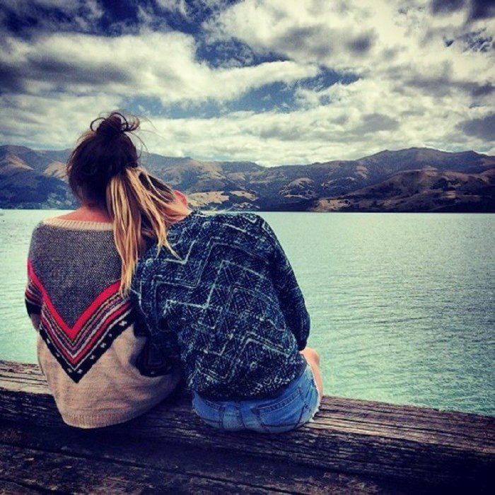 amigas platicando frente al lago