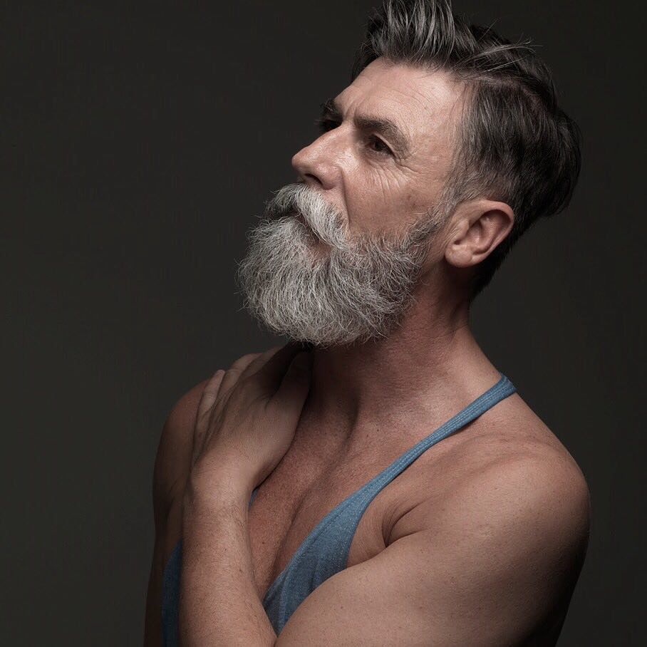 Hombre de 60 años se vuelve en modelo gracias a su barba