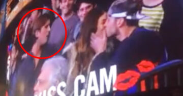 Una mujer fue la sensación por besar a otro chico después de que su novio la ignorara en la ‘Kiss Cam’