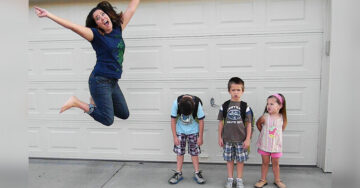 Estos padres no pudieron esconder su felicidad por el regreso a clases