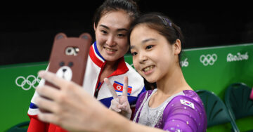 Gimnastas de Corea del Norte y Corea del Sur se toman una emotiva Selfie y todo Internet de conmueve
